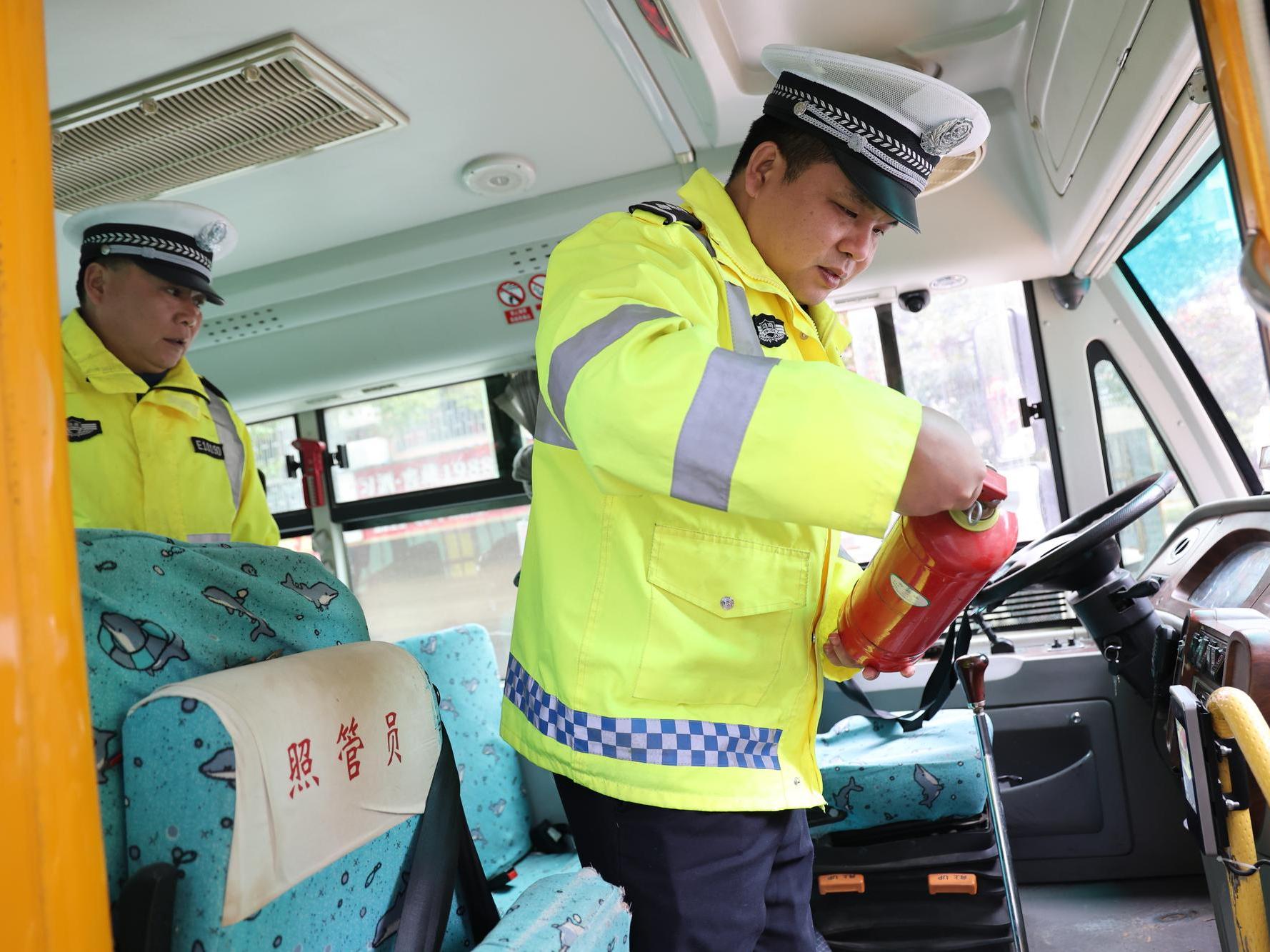 隆回交警在全县范围内开展校车安全“大体检”
