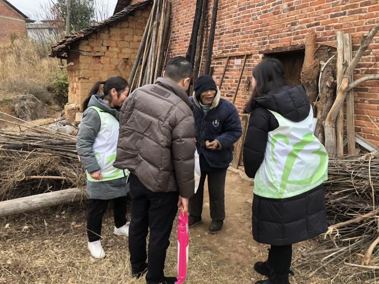 邵东市民政社工站联合邵东市社会组织孵化基地开展走访慰问活动
