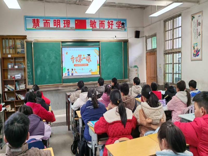 隆回县麻塘山乡青山九年义务制学校开展“开学第一课”主题班会