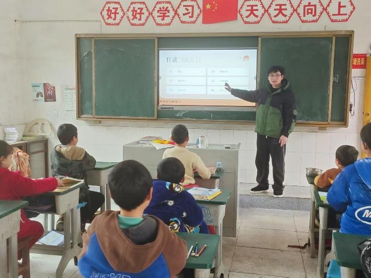隆回县罗洪镇采莲小学开展“开学第一课”系列活动