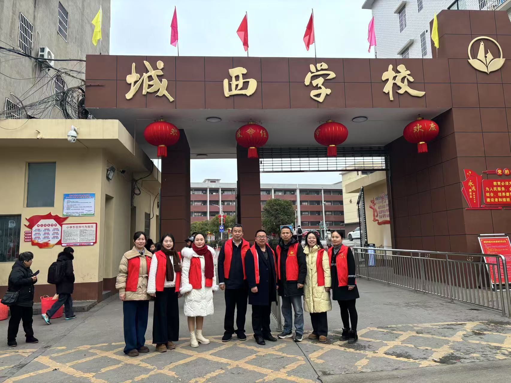 隆回县花门街道城西学校开展开学志愿服务活动