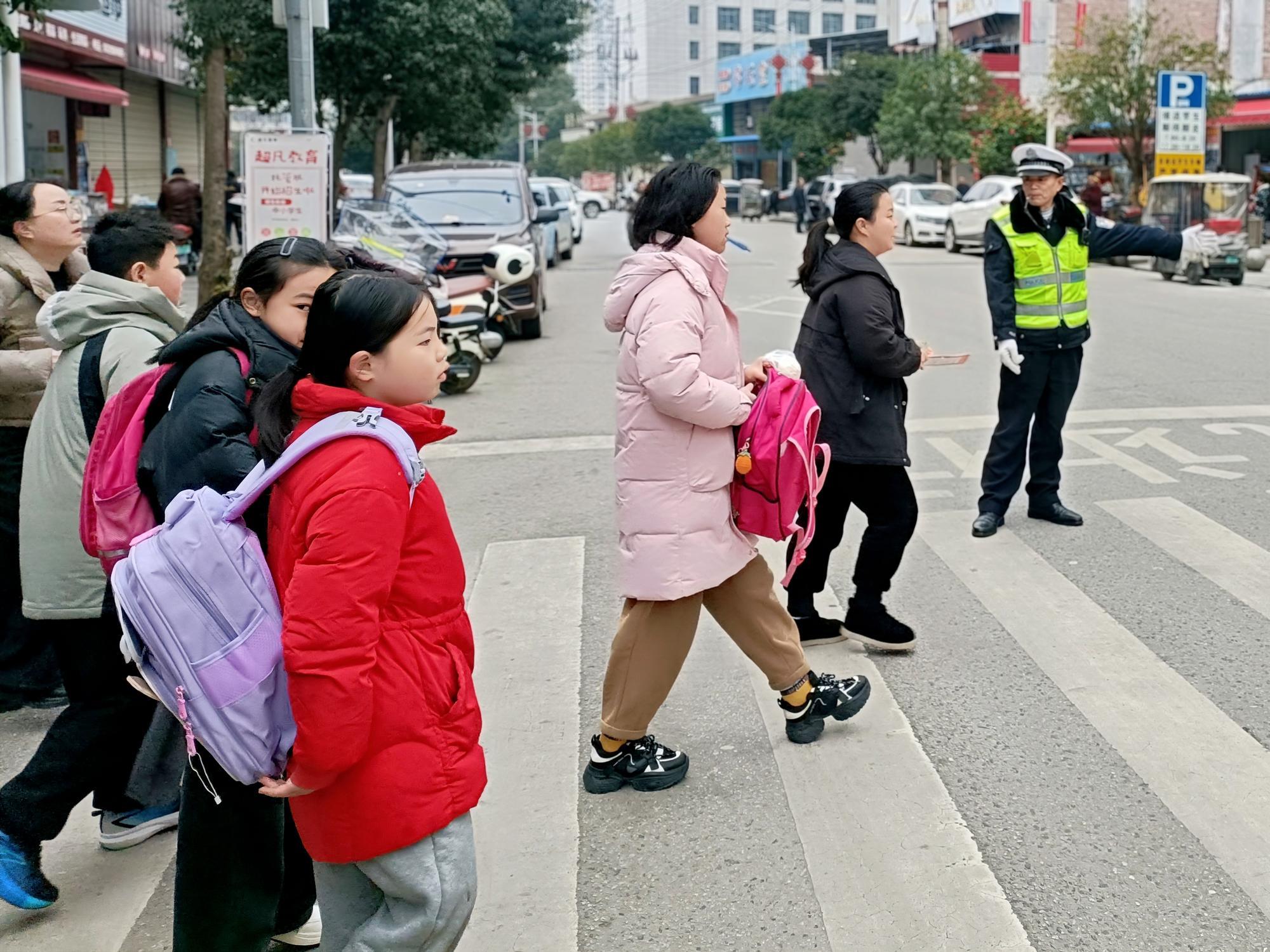 邵东交警开启“平安护学”模式