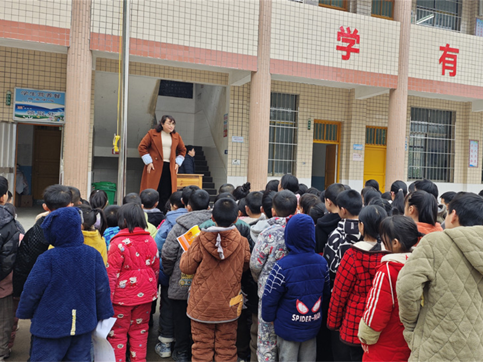 隆回县金石桥镇新良小学举行2025年春季开学典礼暨安全教育活动