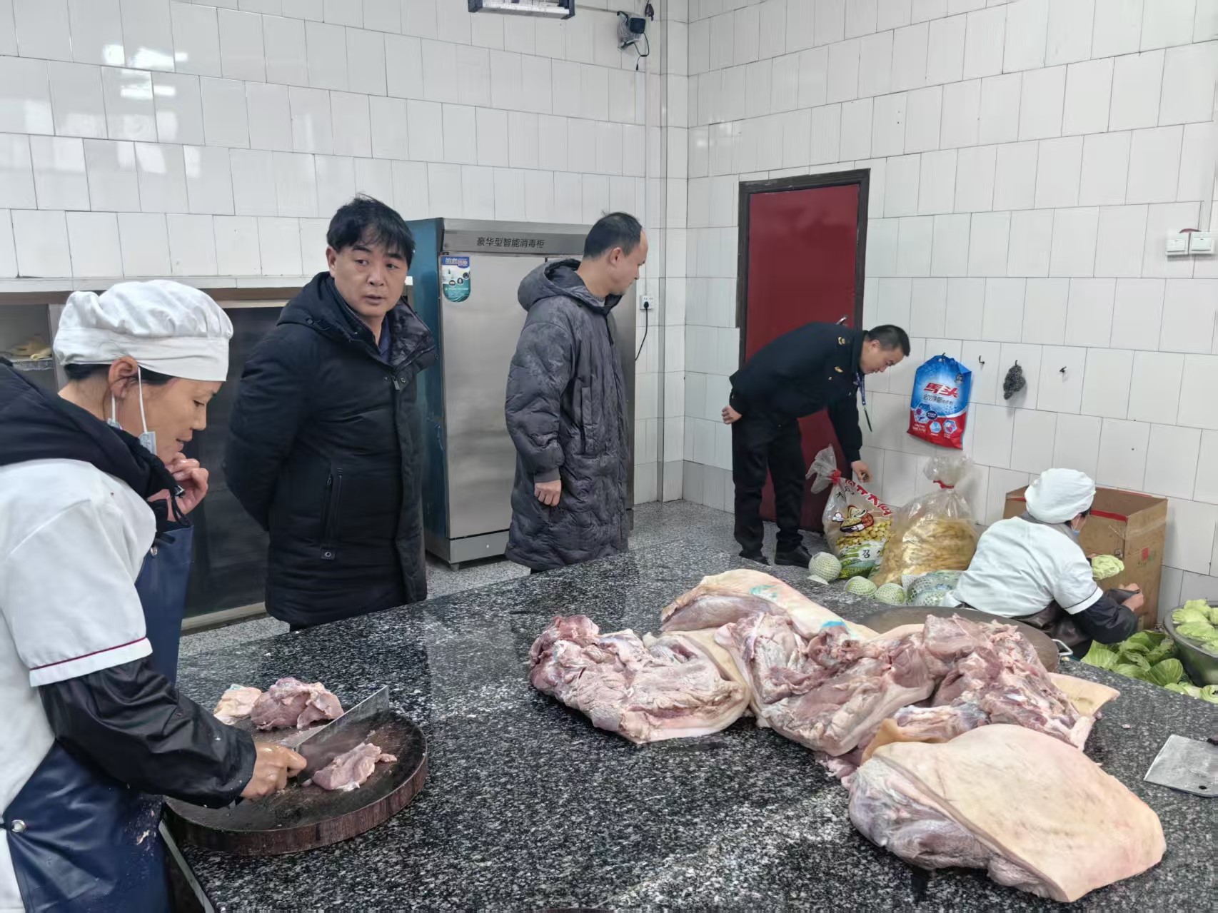 新宁县一渡水镇关注学生食品安全，为春季开学保驾护航