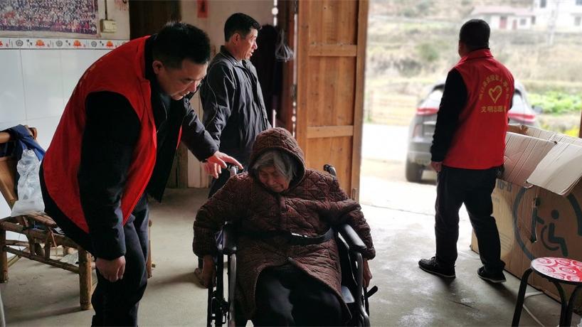 洞口县：温暖“轮”回，为烈士父母铺就便捷之路