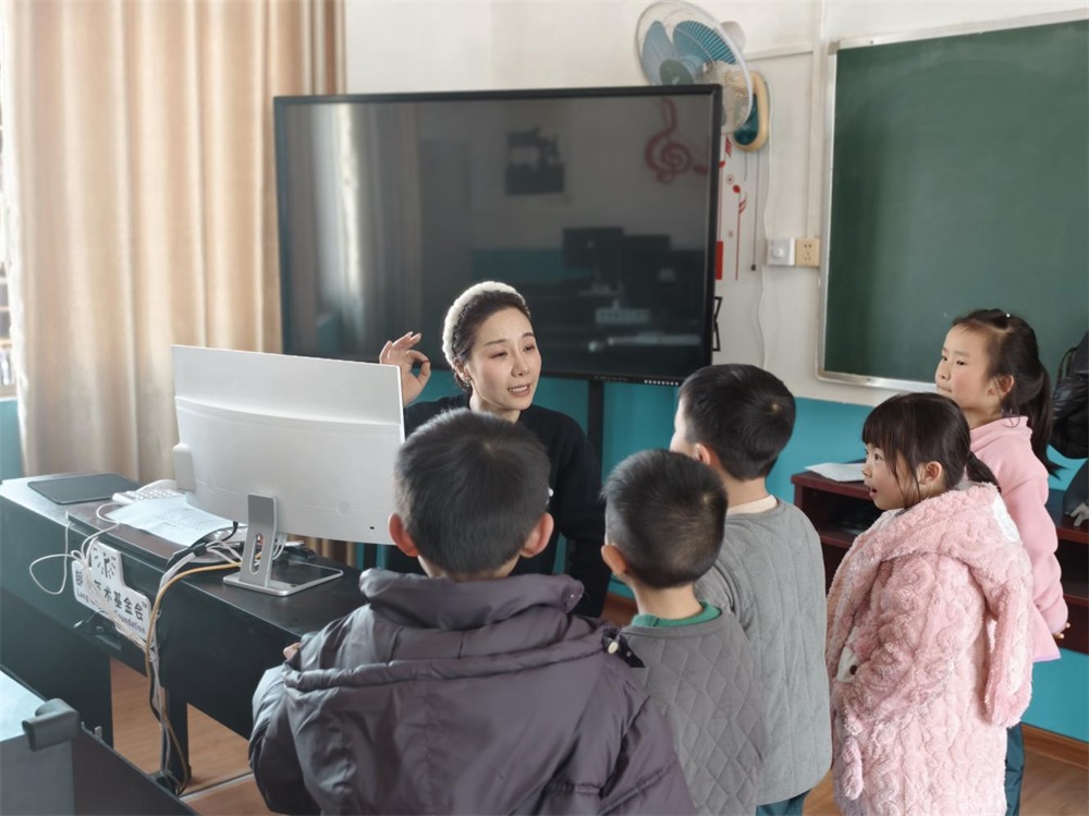 洞口县文昌街道第一小学：优秀校友情系母校，共谱乐章