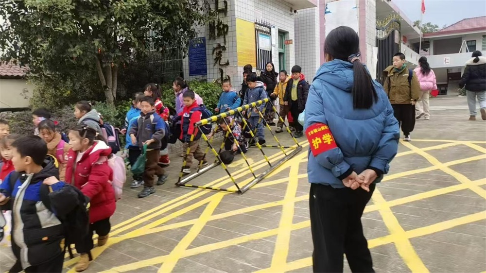 洞口县竹市镇山脚完全小学：站好“护学岗” 守护“成长路”