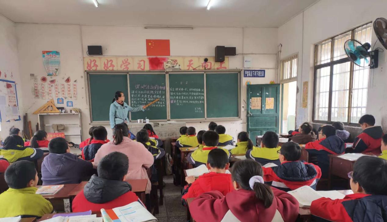 洞口县竹市镇中心小学开展课间安全宣传活动