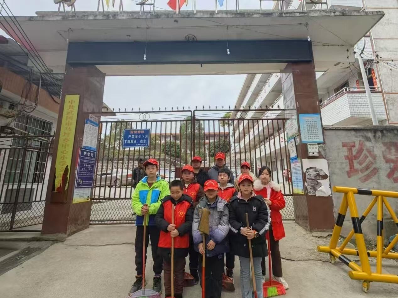 武冈市马坪乡中心小学开展“环保小卫士，我们在行动”志愿活动
