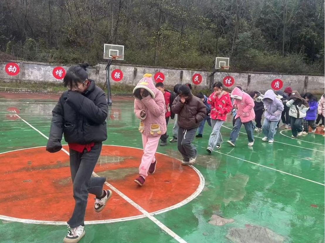 武冈市双牌镇中心小学举行2025年春季消防应急疏散演练