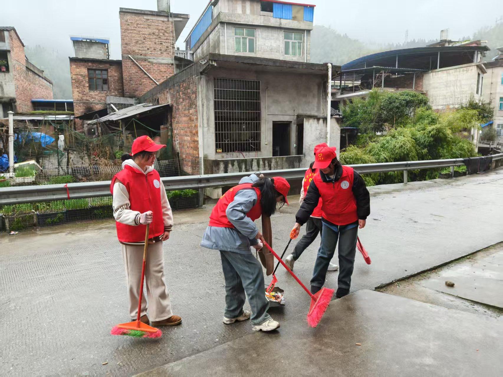 新宁县民族中学开展街道清洁活动