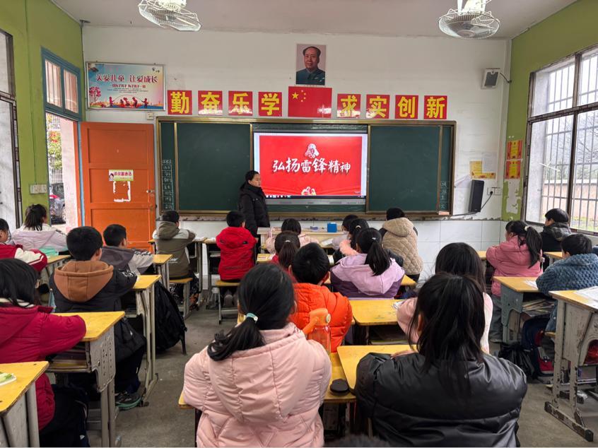 武冈市大甸镇中心小学开展学雷锋日主题活动