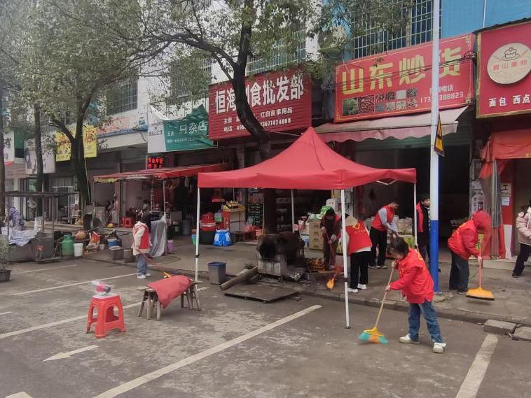 新宁县第八中学开展学雷锋志愿清扫街道活动 