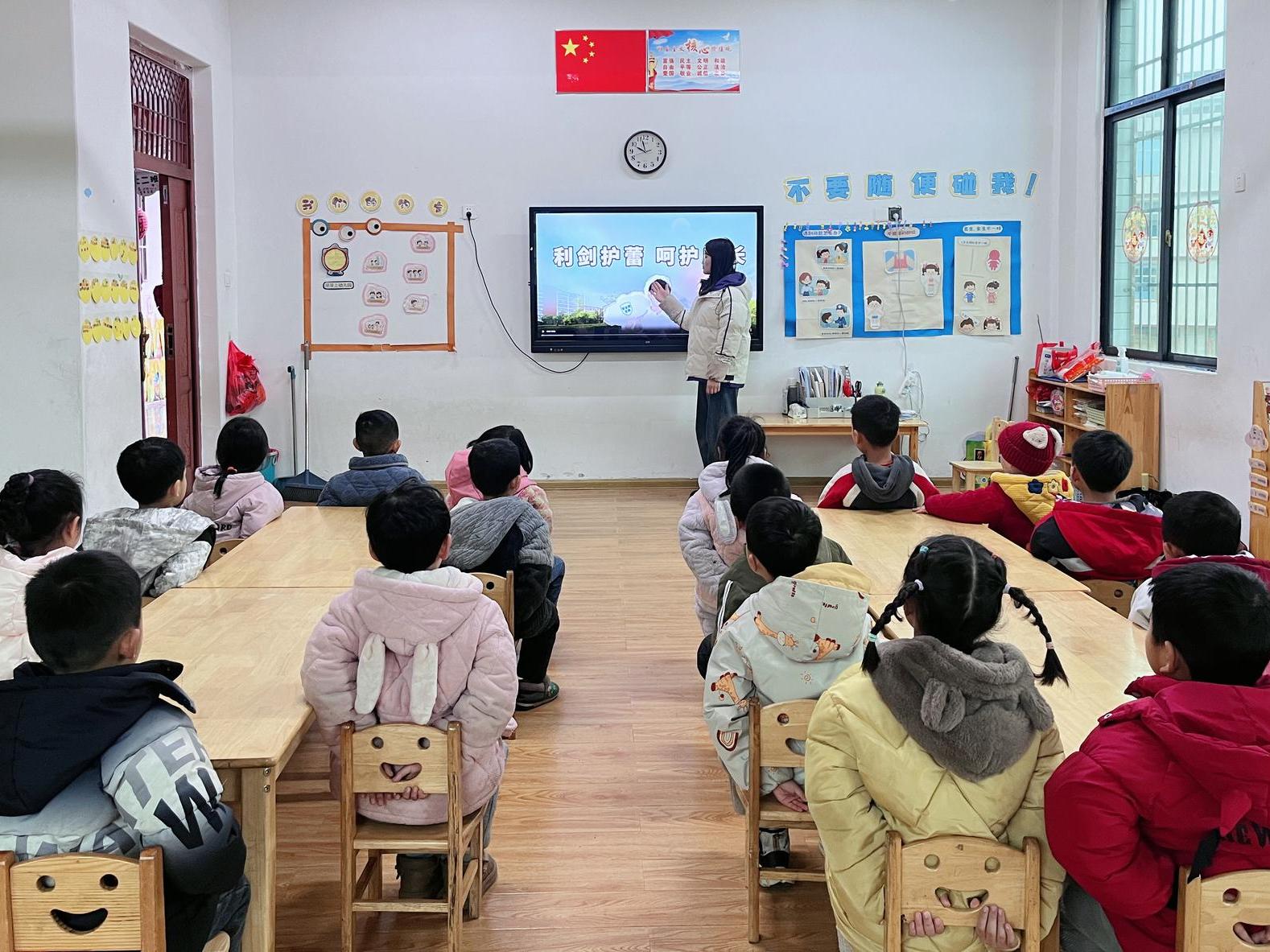 武冈市邓家铺镇中心幼儿园开展“防性侵 筑牢幼儿安全防线”主题活动