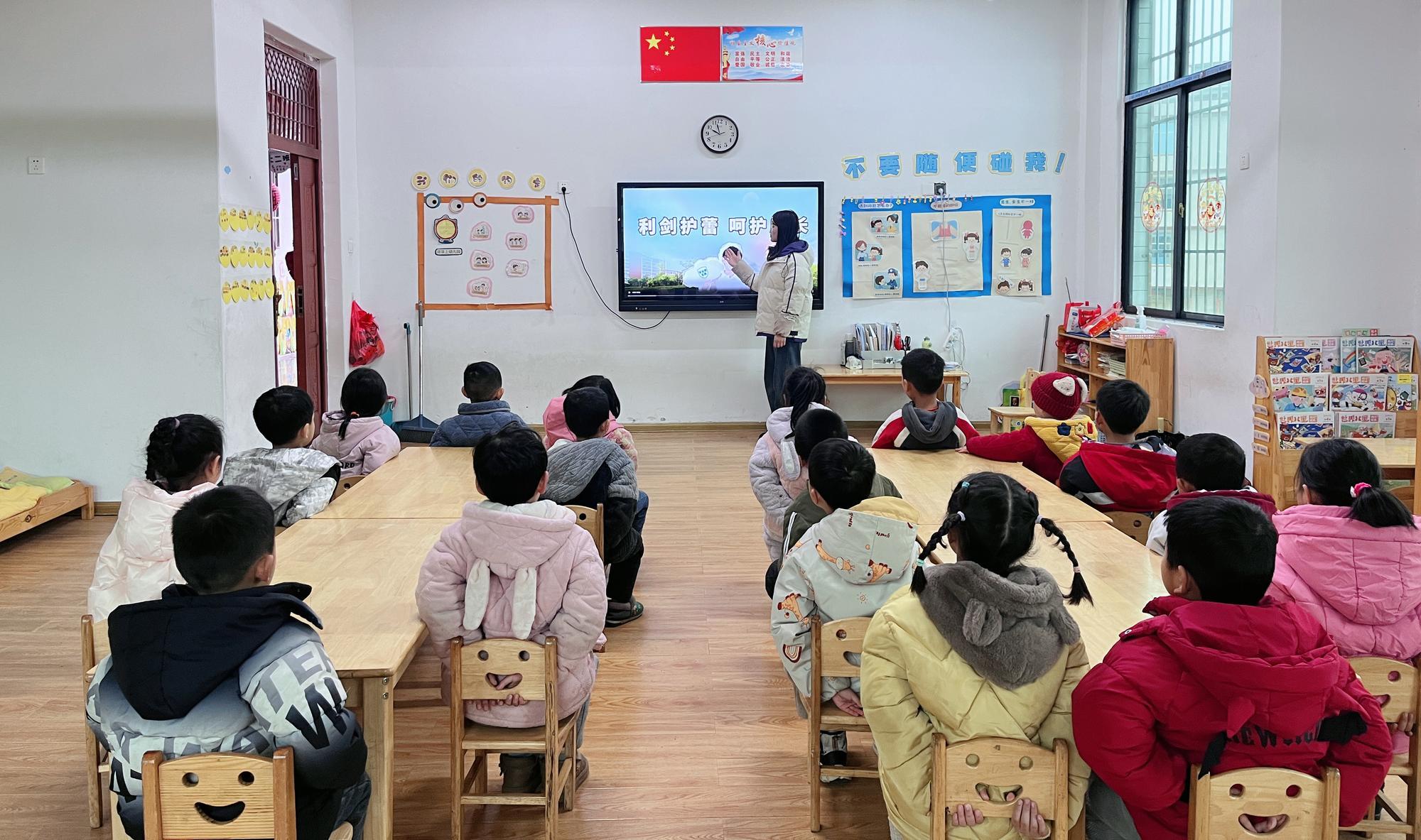 武冈市邓家铺镇中心幼儿园开展“防性侵 筑牢幼儿安全防线”主题活动