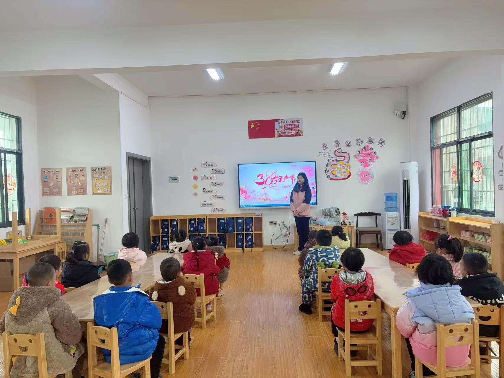 武冈市邓家铺镇中心幼儿园开展“温情满满 庆三八”主题活动