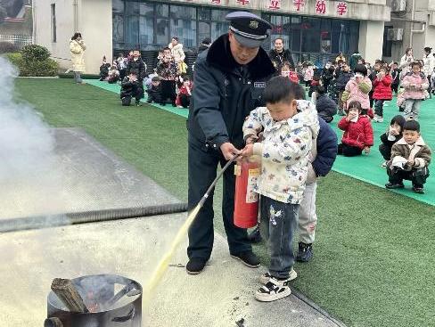 武冈市水西门街道中心幼儿园开展消防应急疏散演练活动