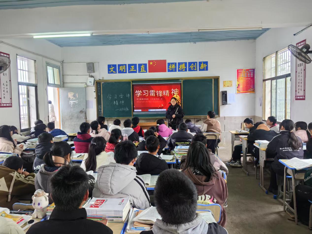 武冈市迎春亭头堂九年制学校开展“学习雷锋精神”主题班会活动
