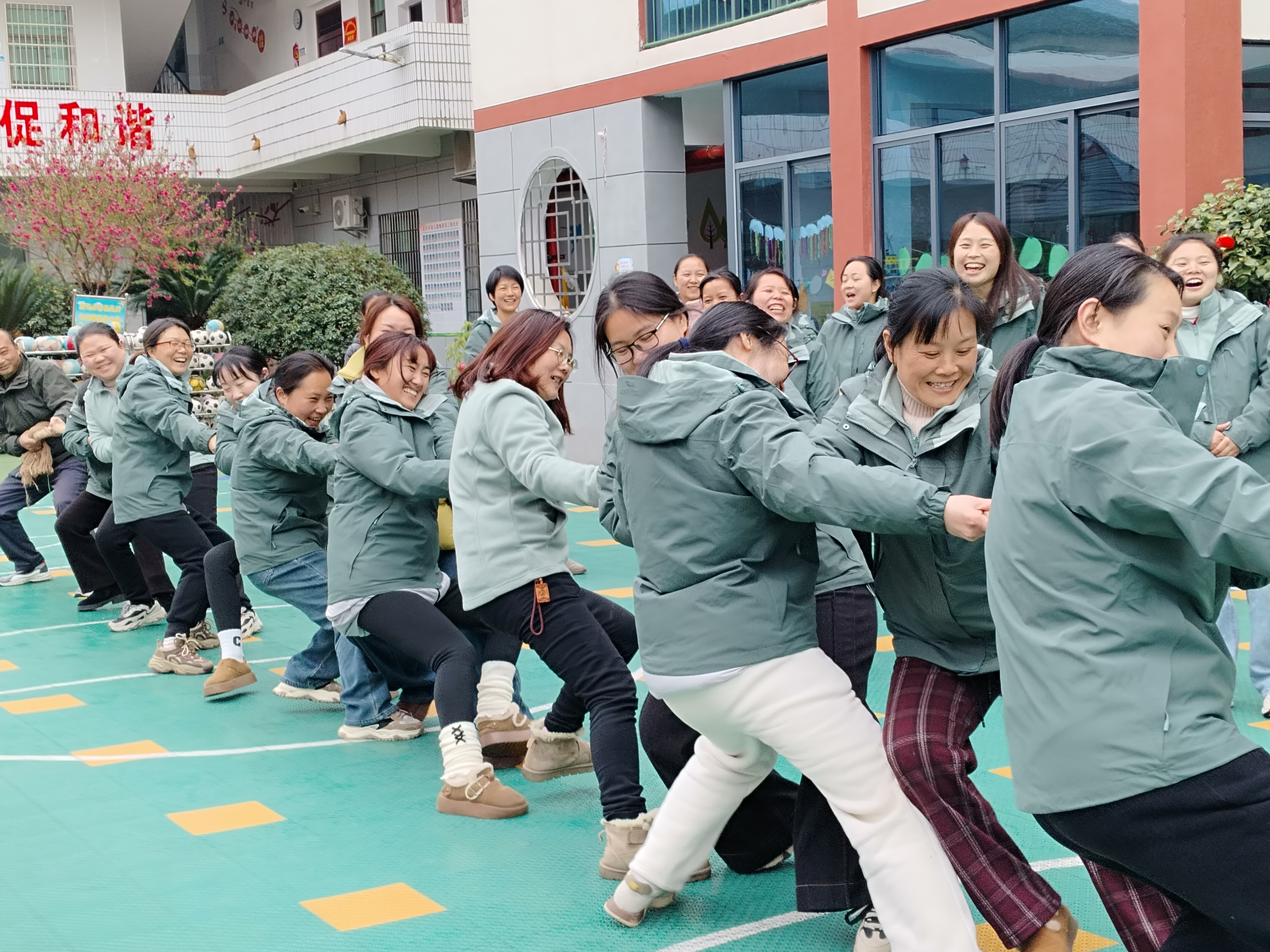 武冈市幼儿园举办“清廉家风 绳采飞扬”趣味拔河比赛 欢庆“三八”国际妇女节