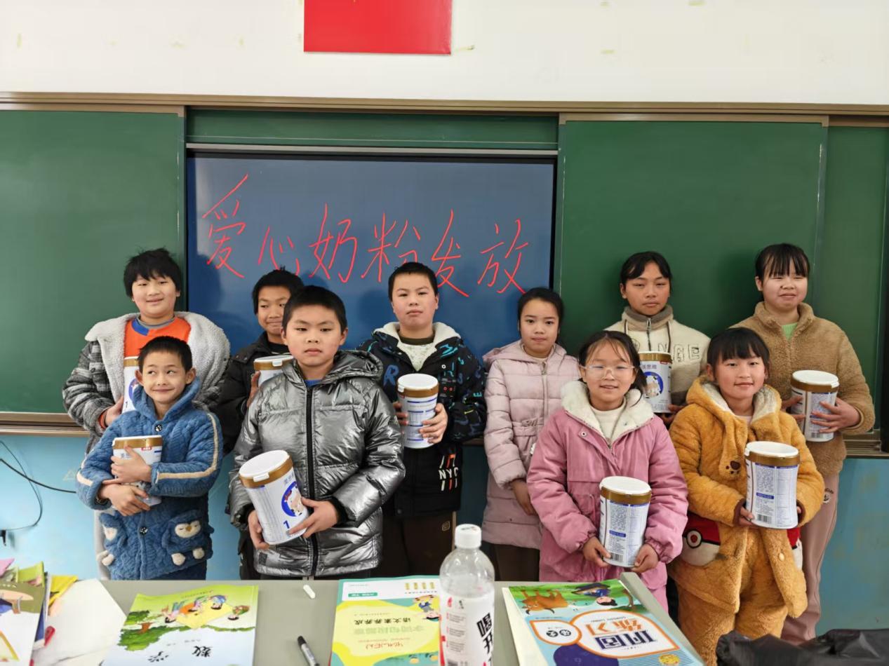 邵东爱心义工曾旗驱车百里赠奶粉关爱留守儿童
