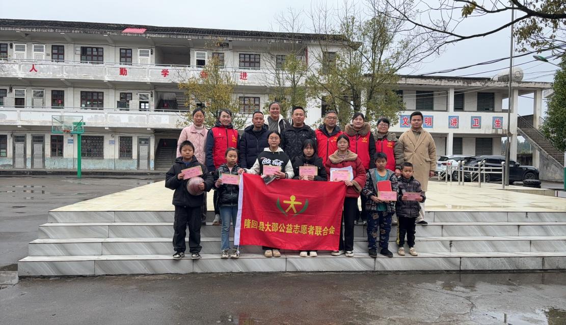 隆回县罗白九年义务制学校：爱心人士为贫困学生送来了温暖与希望