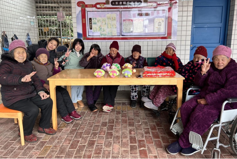 洞口县竹市镇：社工情暖养老院 共庆“三八”妇女节
