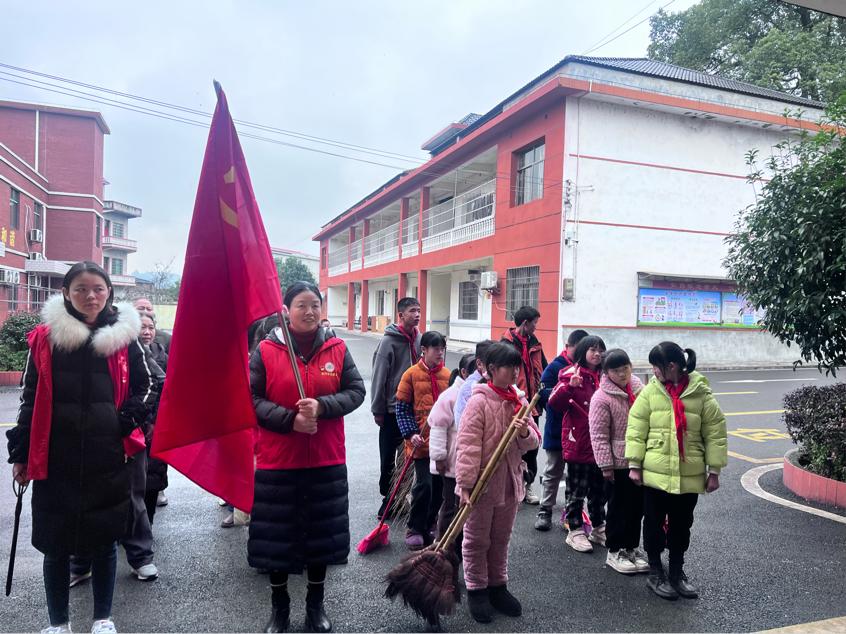 武冈市龙溪镇中心小学开展“雷锋活动月”暖心志愿活动