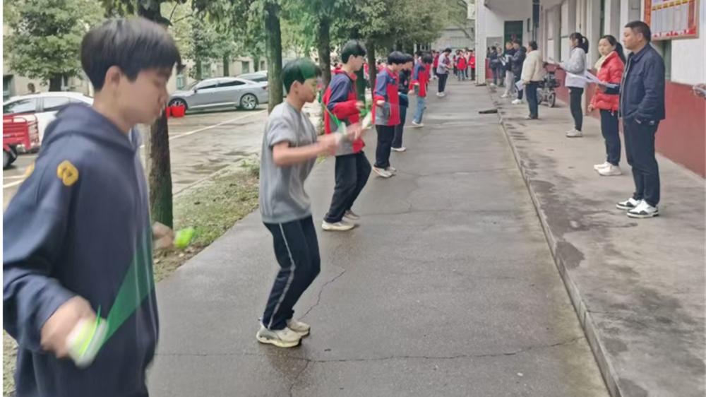 洞口县石江镇中学举行跳绳比赛