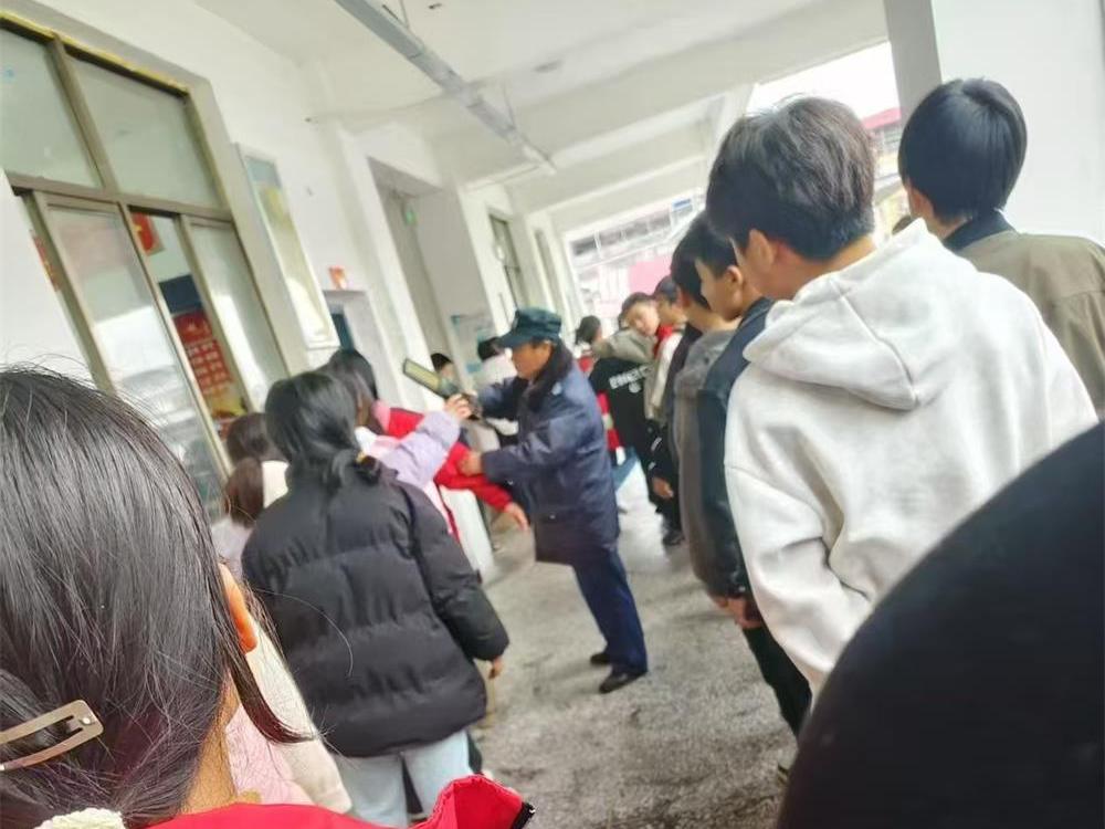 洞口县山门镇中学开展违禁品突击检查行动