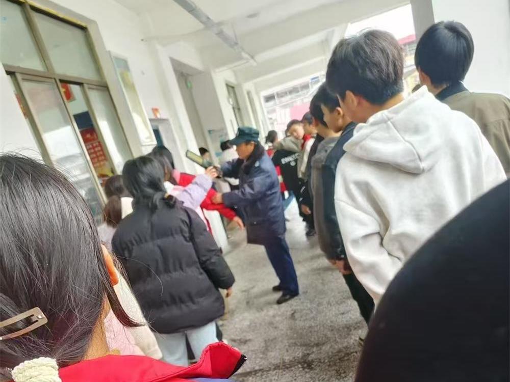 洞口县山门镇中学开展违禁品突击检查行动