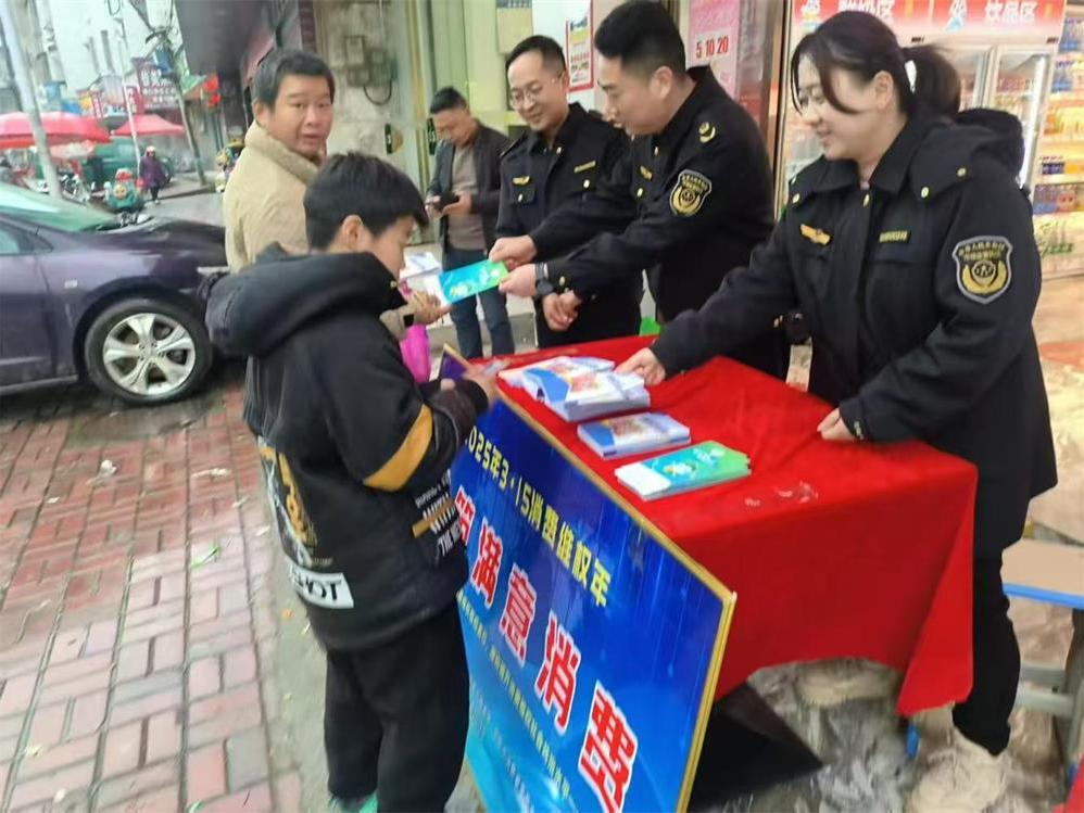加大消费宣传力度 共筑满意消费观念——邵东市佘田桥市监所开展保护消费者权益宣传活动