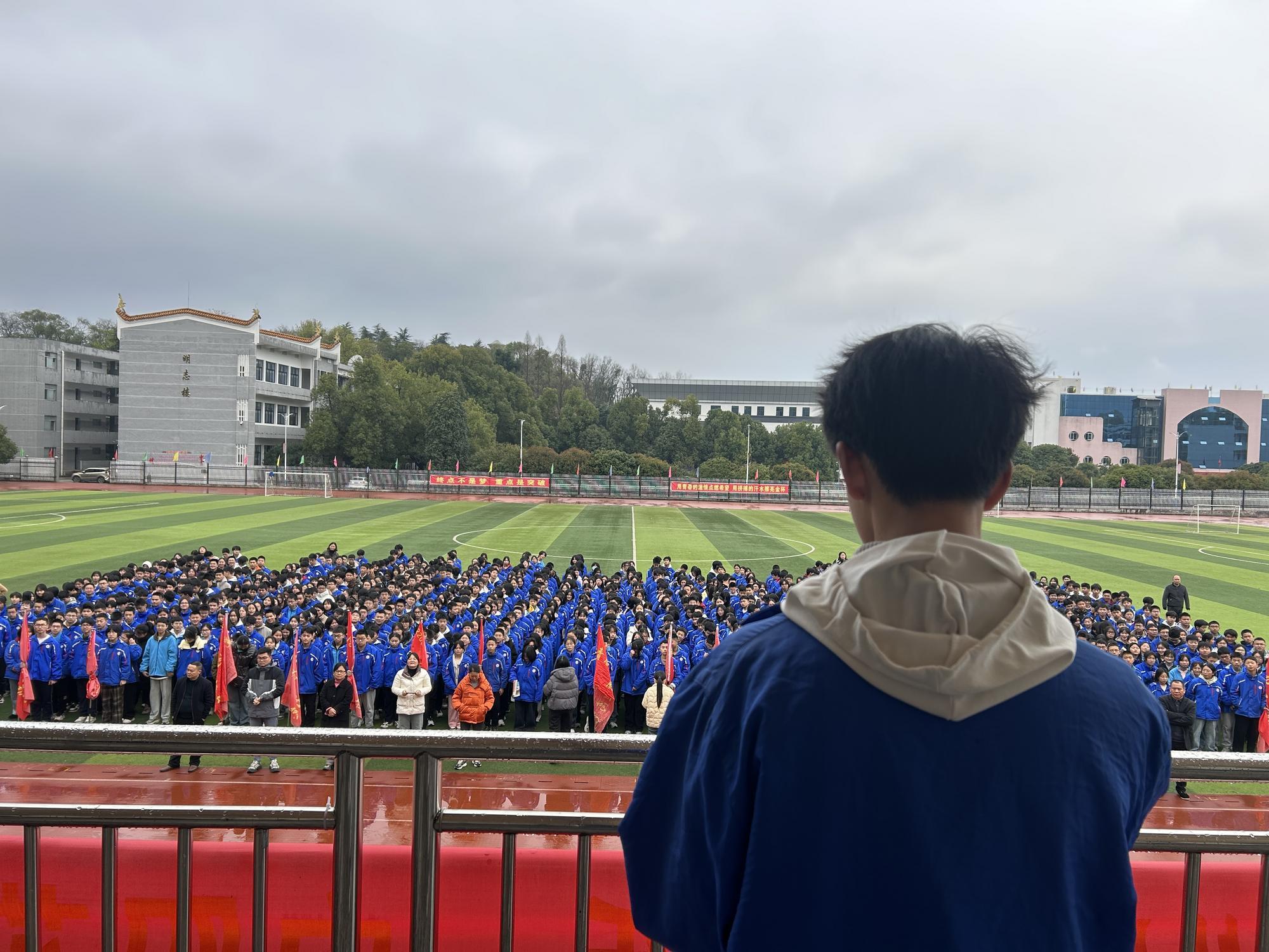 武冈市第二中学开展“学雷锋”国旗下讲话活动