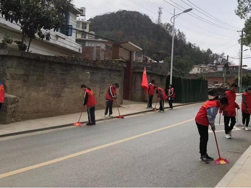 城步四中开展学雷锋月系列活动