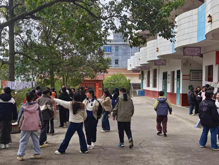 新宁县第八中学举办学雷锋手抄报活动