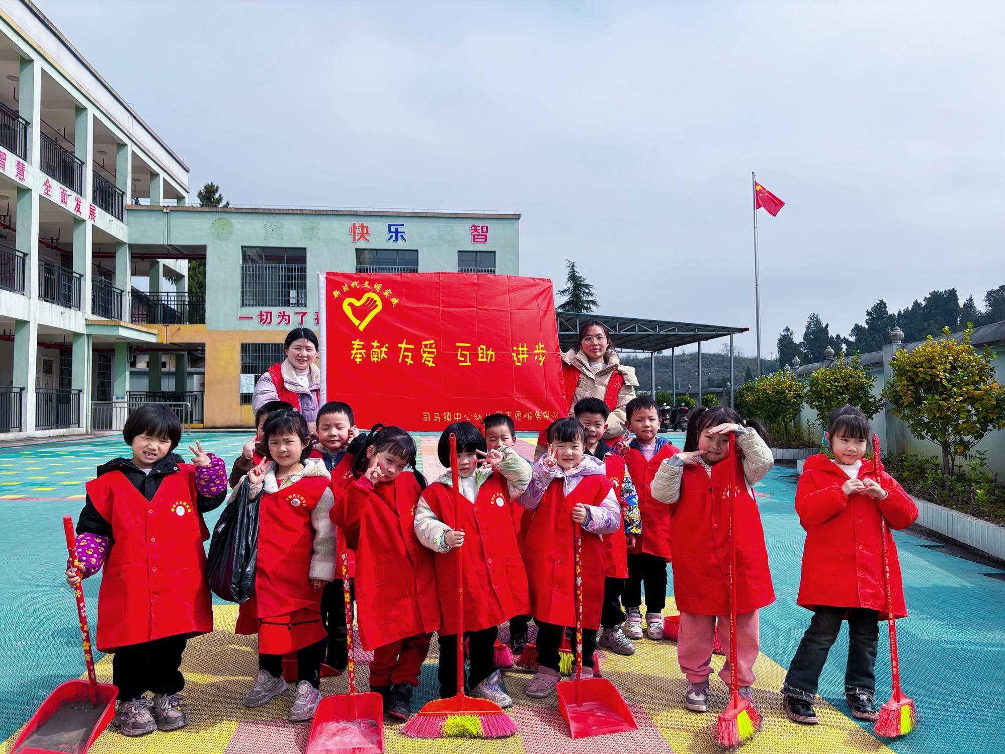 武冈市司马冲镇中心幼儿园开展学雷锋活动