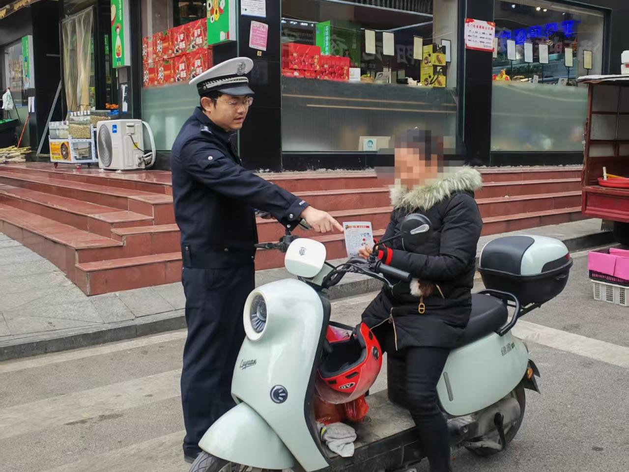 隆回交警：加大摩電整治力度 為頭盔佩戴率“加力”