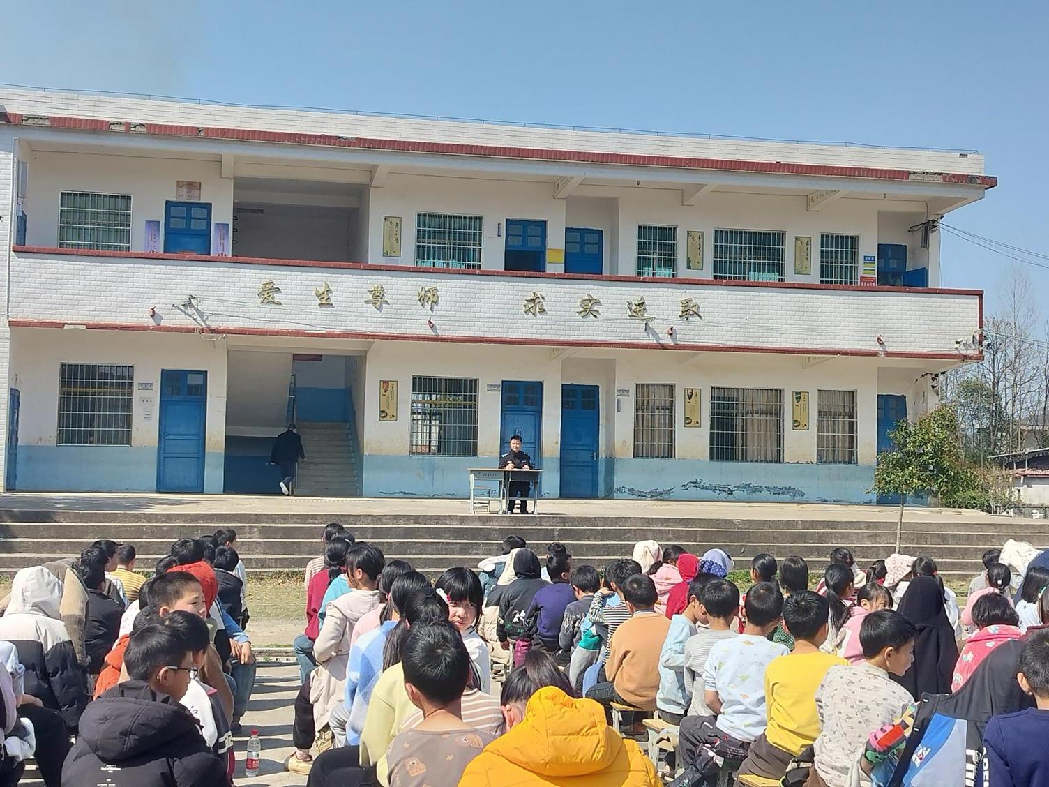 新宁县马头桥镇洞头中心小学开展法治教育讲座