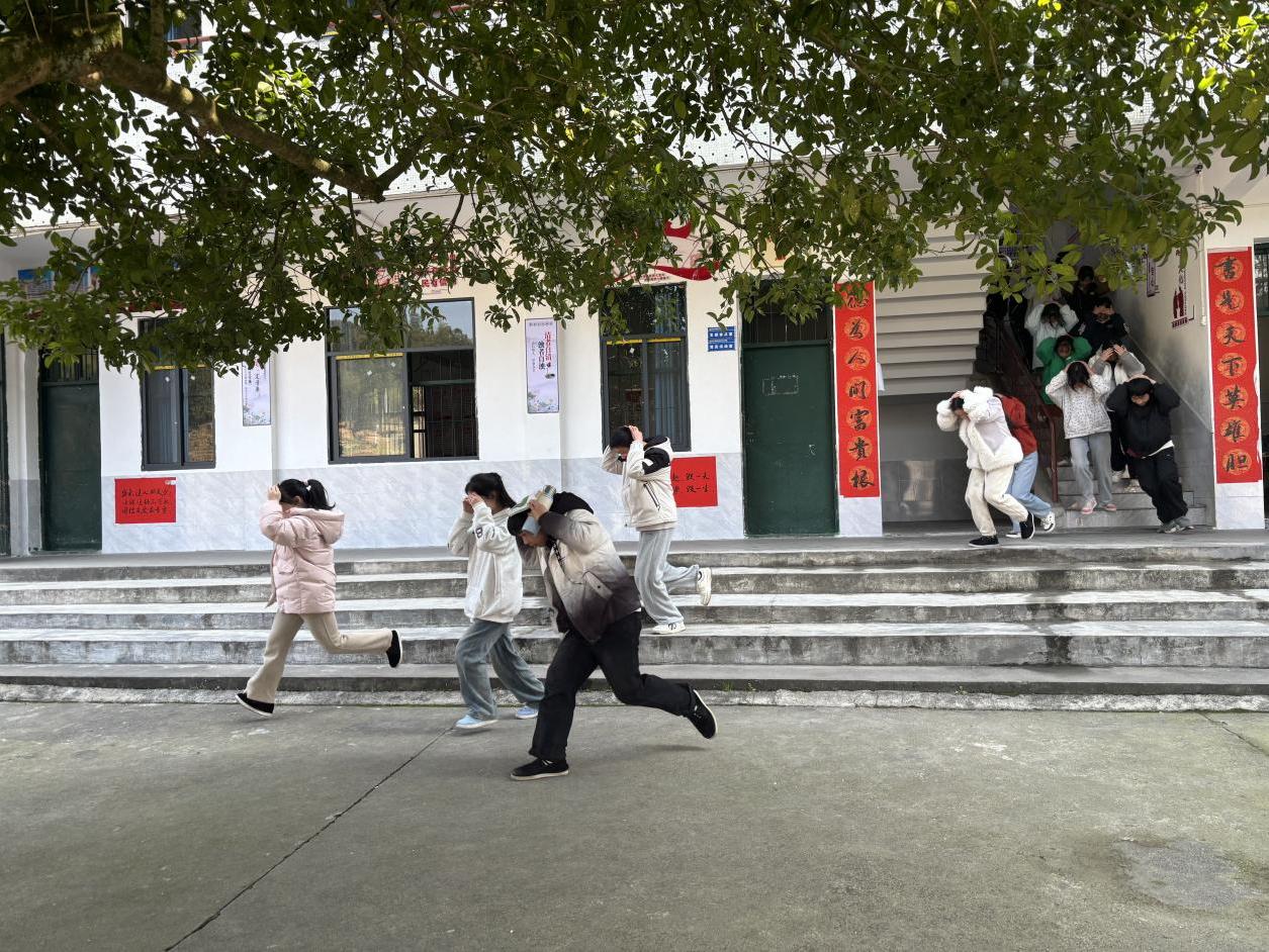 新宁县民族中学开展地质灾害应急疏散演练