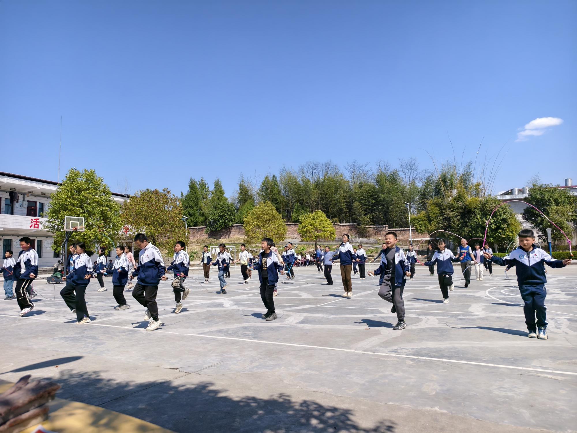 武冈市湾头桥镇泉塘完小举行跳绳比赛