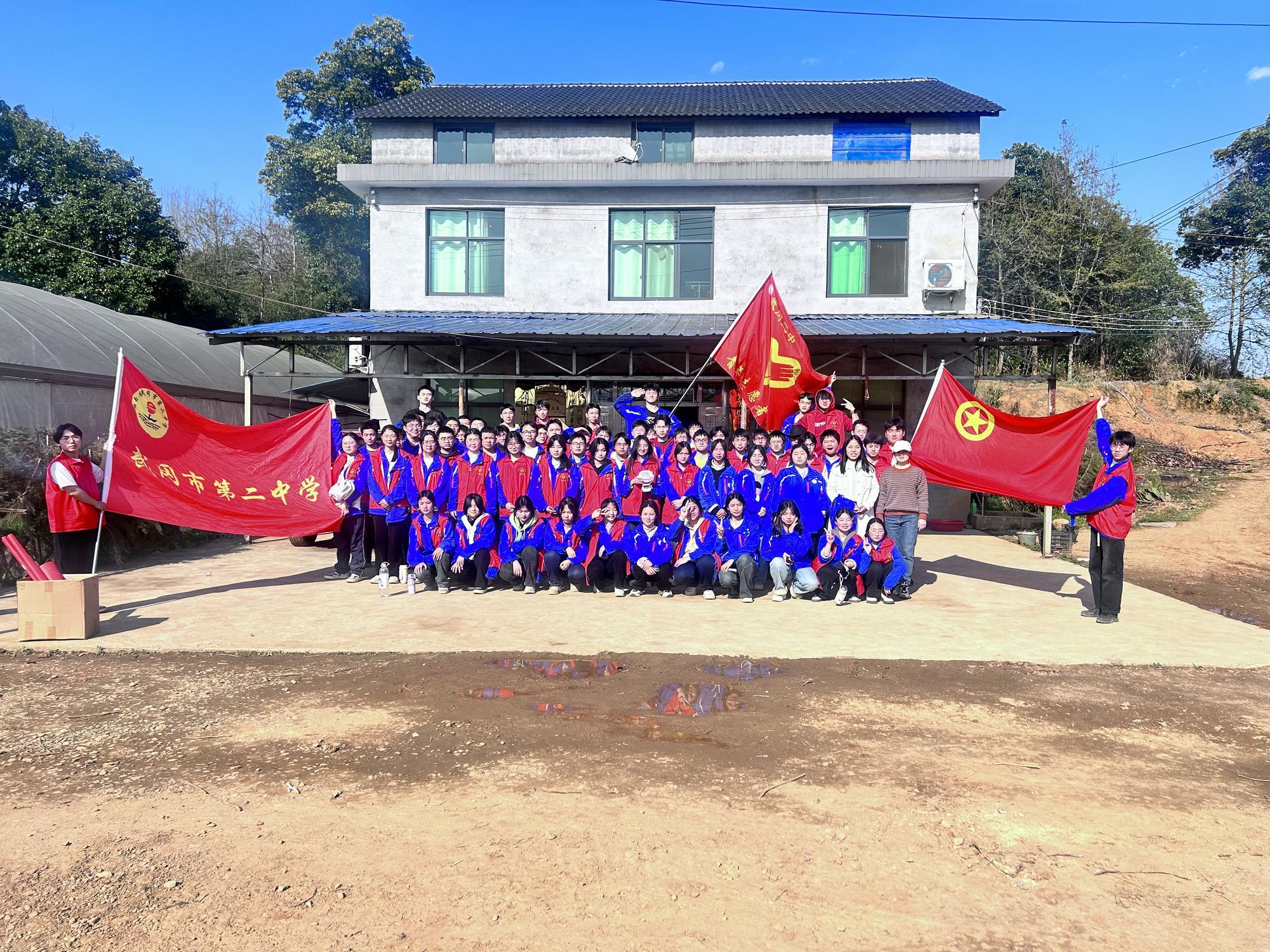 武冈二中开展植树除草劳动实践活动