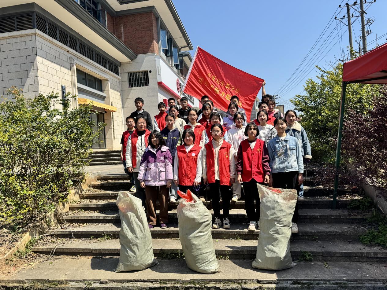 武冈市迎春亭头堂九年制学校开展“传承雷锋精神 共创美好校园”志愿活动