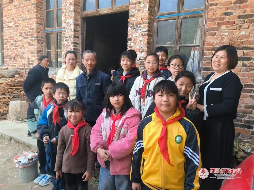 隆回县荷田乡黄皮小学“学雷锋，献爱心--童心暖夕阳”活动