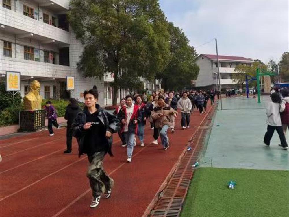 隆回县桃花坪街道雨山中学：全力推进阳光大课间 扎实构建活力新校园