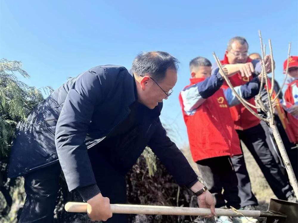 武冈市第二实验小学开展“薪火相传植新绿 党队携手谱春曲”主题党日暨少先队植树活动