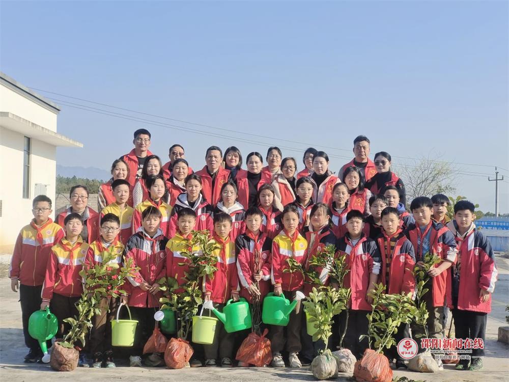 洞口县第二芙蓉学校举行植树活动:植绿护绿践初心，党建引领志愿红
