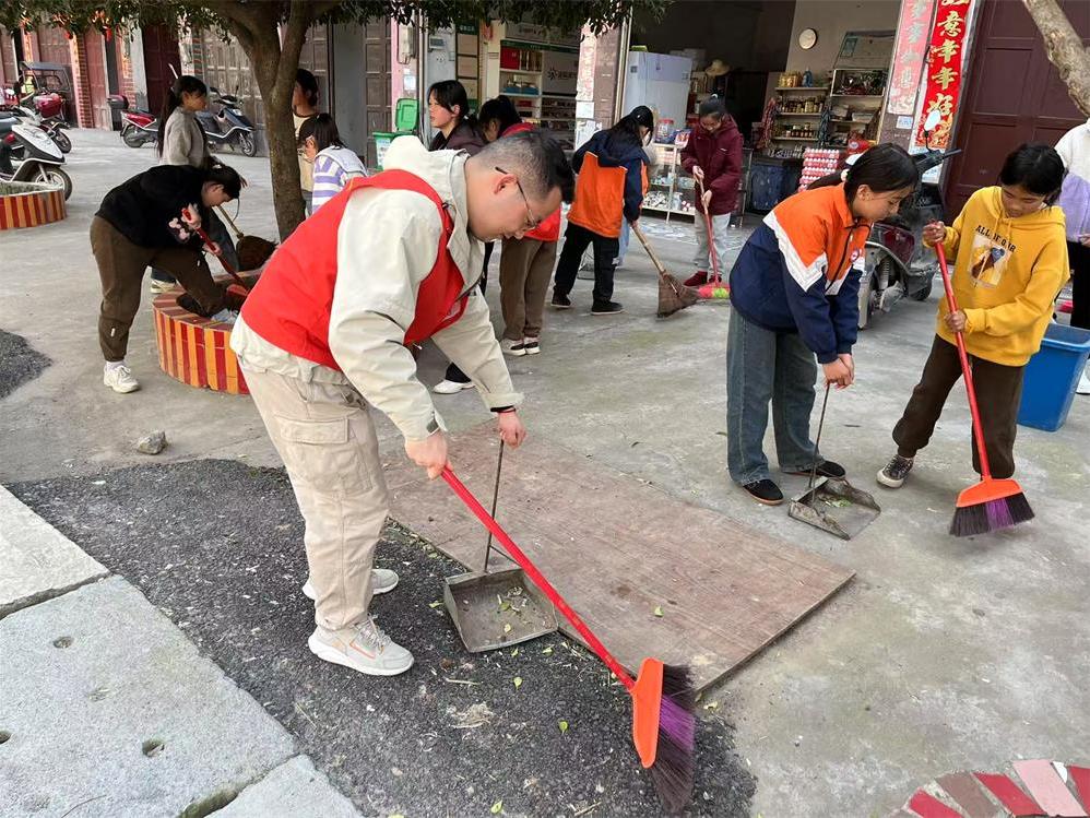 隆回县西洋江镇五星完小雷锋月活动：传承精神，温暖人心