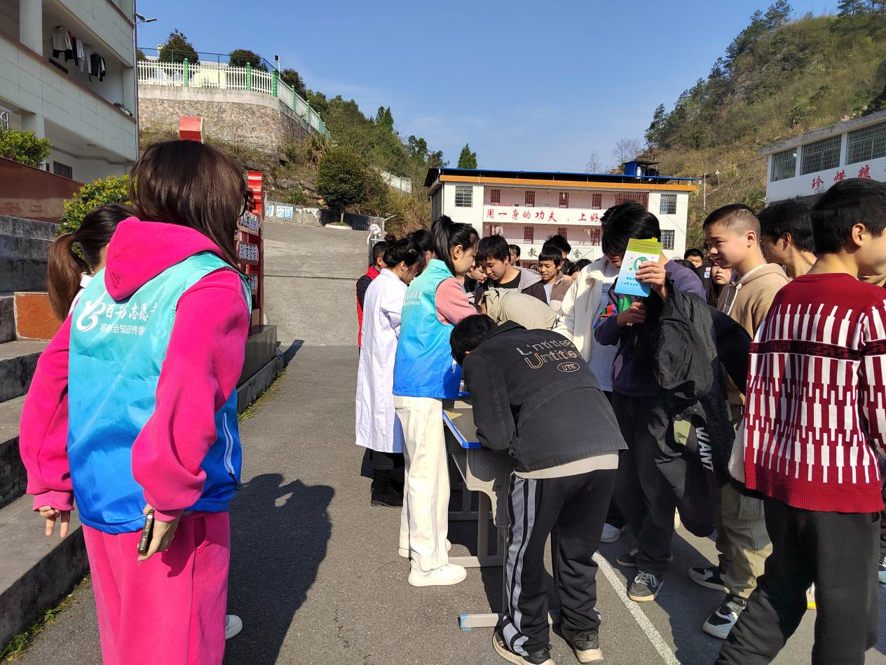 武冈市司马冲镇九年制学校举行升旗仪式暨安全教育日活动