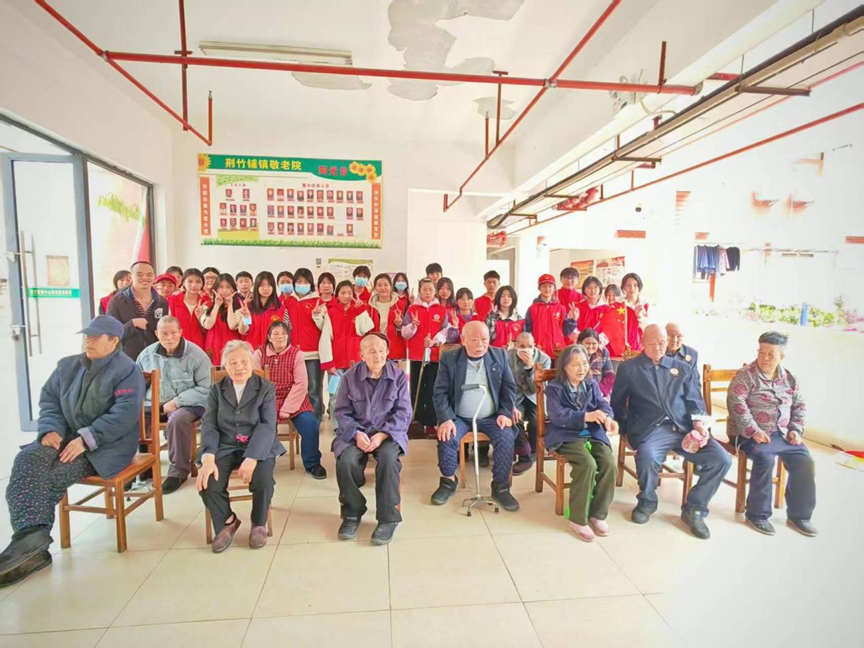 武冈市荆竹镇中学团委组织学雷锋敬老院慰问活动