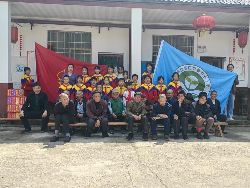 洞口县江口镇中心小学举行“三月学雷锋”活动