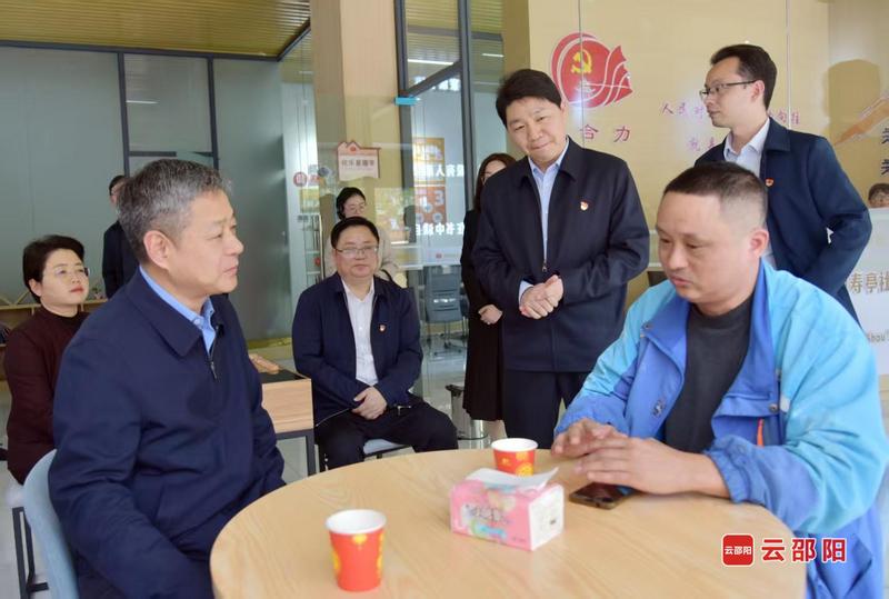 嚴(yán)華在市區(qū)調(diào)研基層黨建和新興領(lǐng)域黨建工作